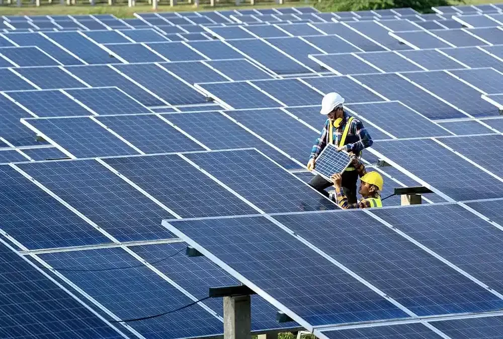 Maximera din solenergi: Fördelarna med solceller på marken